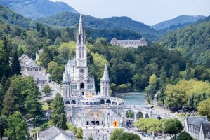 Viaggio a Lourdes con visita di Nimes e Avignone